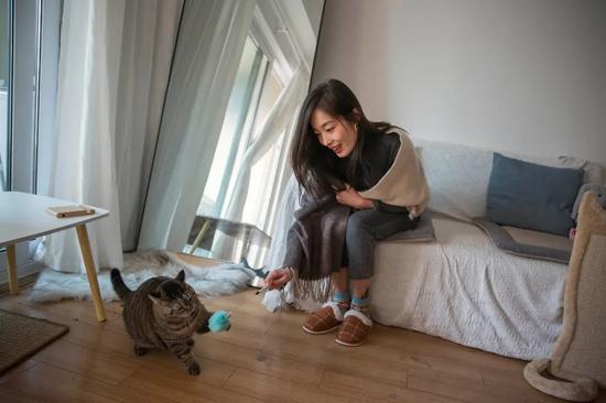 吴思琪收养了一只流浪猫，取名&ldquo;璀璨&rdquo;（陈中秋 摄）