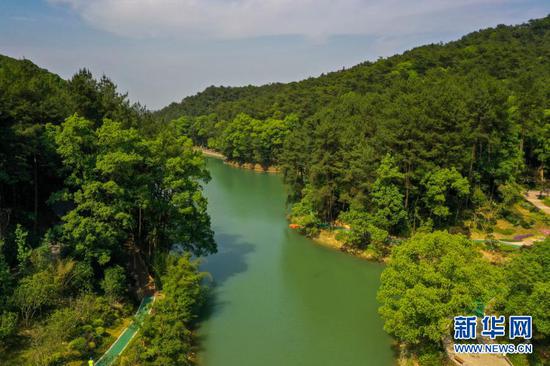 这是2020年5月18日拍摄的经过生态修复后景色迷人的重庆缙云山国家级自然保护区黛湖（无人机照片）。新华社记者 刘潺 摄
