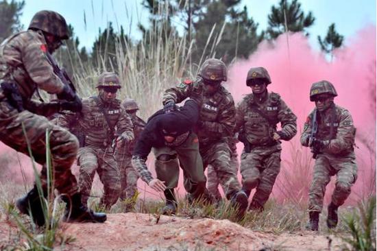  1月5日，武警福建总队特战队员在山林地捕歼战斗训练中抓捕“暴恐分子”。新华社发（李涛 摄）