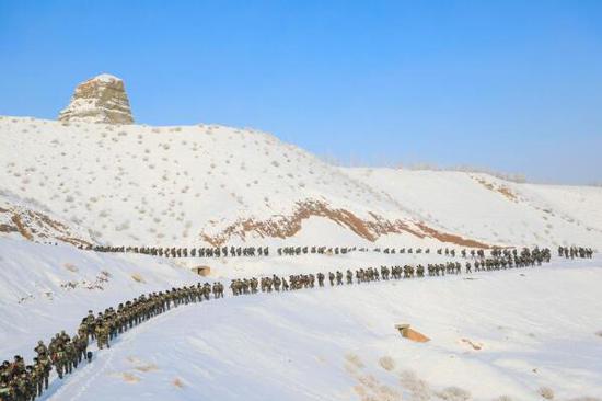 1月4日，武警新疆总队某机动支队拉练官兵穿越雪域进行长途行军。新华社发（张文 摄）