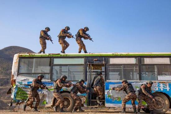 1月4日，武警广西总队贺州支队特战队员组织交通工具反劫持演练。新华社发（余海洋 摄）