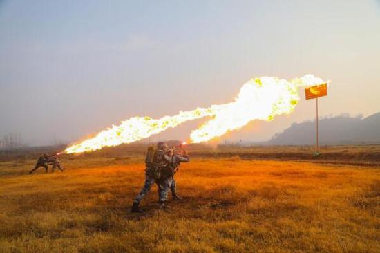  1月4日，驻鄂空降兵某旅组织防化兵开展喷火训练。新华社发（杨灏峰 摄）