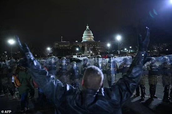 1月6日晚，美国国会周围，国民警卫队出动维持秩序。（图：美联社）