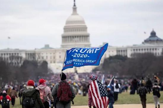 2021年1月6日，在美国首都华盛顿，美国总统特朗普的支持者举行示威游行。图