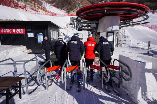 △国家高山滑雪队员准备搭乘缆车上训练赛道。（总台国广记者李晋拍摄）