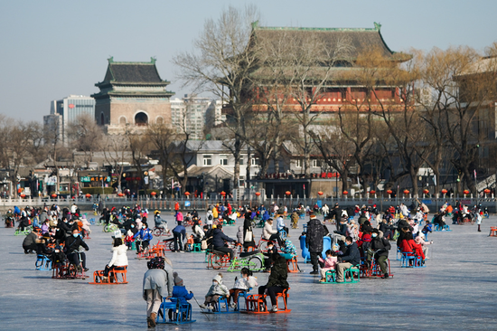 2021年1月17日，北京市民在什刹海冰场体验滑冰车。新华社记者 鞠焕宗 摄