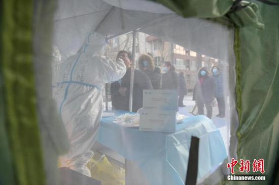 1月20日，石家庄一小区内，居民正在进行核酸采样。 中新社记者 陈昊 摄