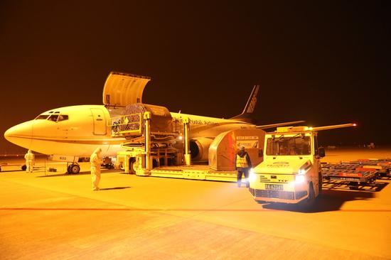 1月24日21时37分，载有10吨货物的中国邮政航空南京-石家庄CF900T航班降落在石家庄机场。周雨摄