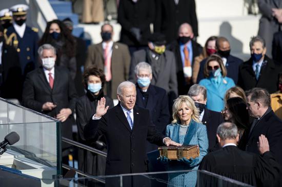1月20日，在美国首都华盛顿国会山，拜登（前左）在美国第46任总统就职典礼上宣誓。（新华社记者刘杰摄）