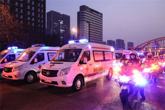 1月20日,为解决河北省疫情防控急需,中国红十字基金会向河北省转赠的10辆负压救护车抵达石家庄。付春来/摄