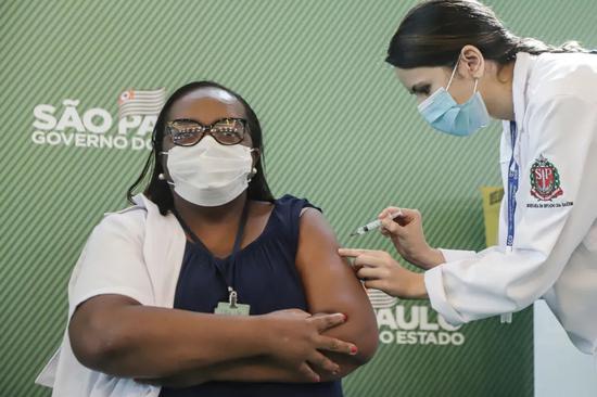 1 月 17 日，巴西首名新冠疫苗接种者莫妮卡·卡 拉桑斯在圣保罗大学临床医院接种中国新冠疫苗 克尔来福