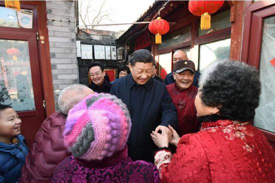  ↑2019年2月1日，习近平来到北京前门东区草厂四条胡同看望慰问群众。