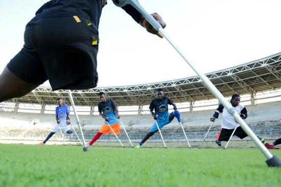 ▲坦桑尼亚截肢者足球队队员在位于达累斯萨拉姆的一个体育场内训练（1月26日摄）。新华社发