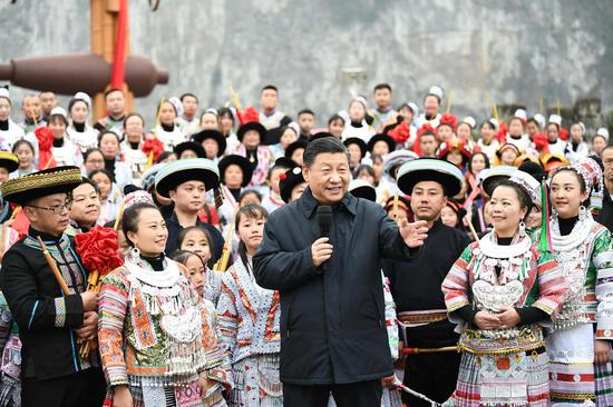 2021年2月3日下午，习近平总书记在毕节市黔西县新仁苗族乡化屋村文化广场上，向全国各族人民、港澳台同胞和海外侨胞拜年。