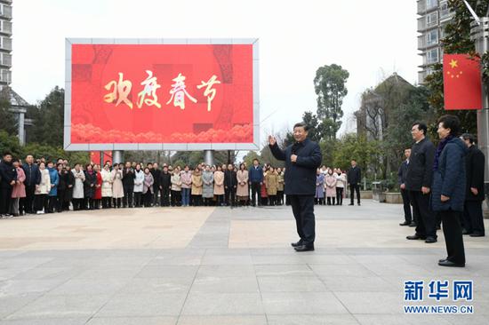 2021年2月3日至5日，习近平总书记来到贵州考察调研，看望慰问各族干部群众，向全国各族人民致以美好的新春祝福。这是4日下午，习近平在贵阳市观山湖区金阳街道金元社区同社区群众亲切交流。