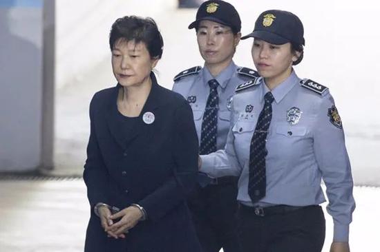  2017年5月25日，韩国前总统朴槿惠（左）在首尔中央地方法院接受其有关涉嫌受賄、滥用职权等罪名的审理。