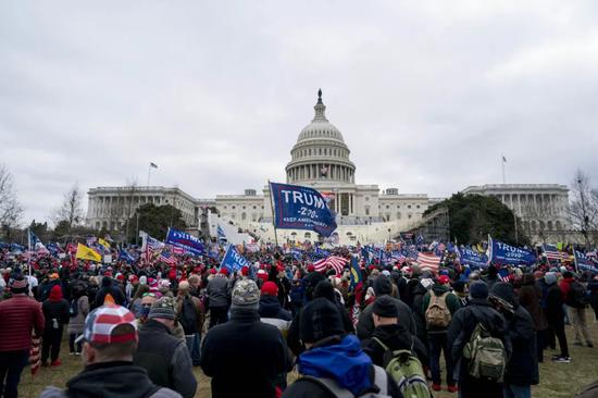 ▲1月6日，在美国首都华盛顿的国会大厦前，特朗普的支持者举行示威游行。（新华社）