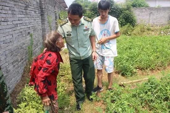  △分宜消防指战员看望唐才英老人（右一为张佳港） 图片来源/江西消防