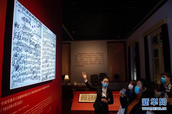 “毛泽东同志香山时期发布电报手稿专题展览”在北京香山革命纪念馆开展，讲解员（左一）向媒体记者介绍电报内容（2020年12月16日摄）。新华社记者 陈钟昊 摄