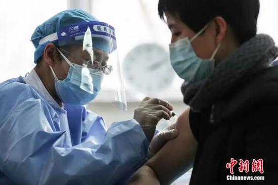 资料图:医护人员为接种者注射疫苗。中新社记者 蒋启明 摄