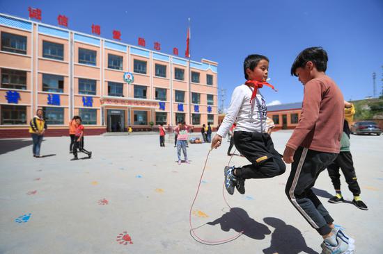 2020年5月29日，甘肃省临夏回族自治州东乡族自治县龙泉镇拱北湾小学学生马有苏夫（前左）和同学跳绳。新华社记者 马希平 摄