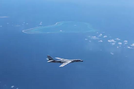 中国战机在黄岩岛上空巡航。图|新华社