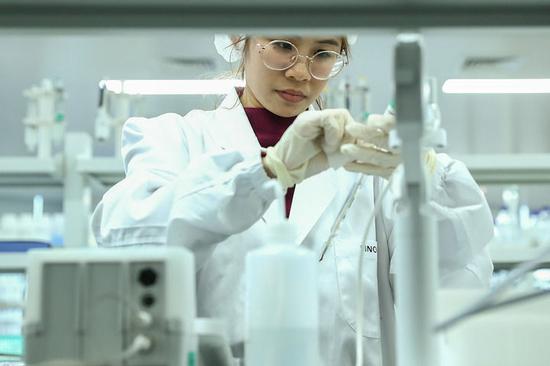  2020年12月23日，科兴中维工作人员在新冠病毒灭活疫苗质检实验室内进行检验工作。 新华社记者 张玉薇 摄