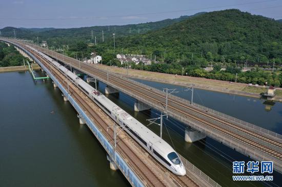 一列和谐号动车组列车驶经京沪高速铁路南京段(无人机照片,2020年6月30日摄)。新华社发(方东旭 摄)