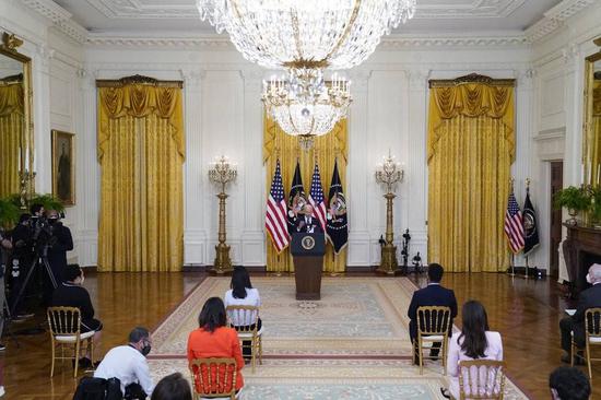 （图说：拜登在白宫东厅举行了上任首场总统记者会。图/AP）