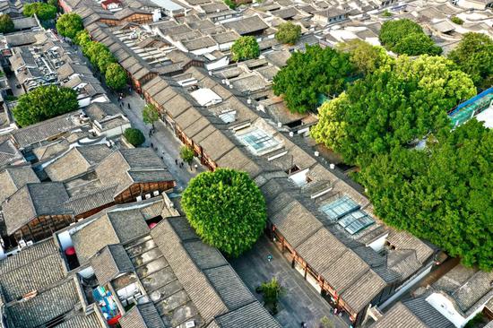 福州三坊七巷文化街区的古厝绿树（2021年3月17日摄，无人机照片）。 新华社记者姜克红摄