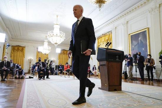 （图说：记者会结束，拜登离开白宫东厅。图/AP）