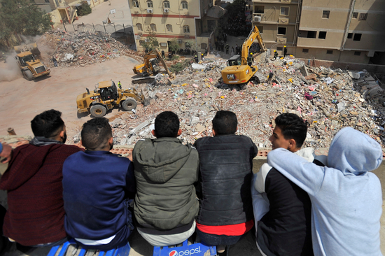 埃及首都居民楼倒塌16人死亡 十层建筑转眼成废墟