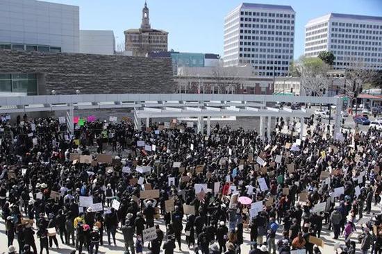 2021年3月21日，民众在美国加利福尼亚州旧金山湾区城市圣何塞集会抗议针对亚裔的歧视行为和仇恨犯罪。图