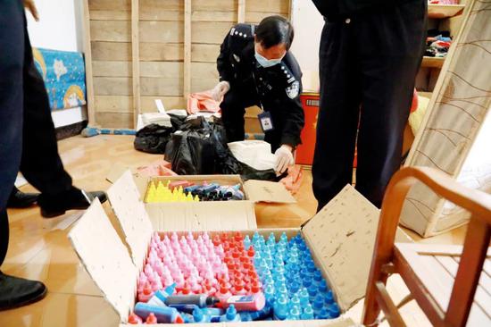 警方在清缴行动中查获了一大批被假币犯罪团伙用于印制假币的彩色油墨。