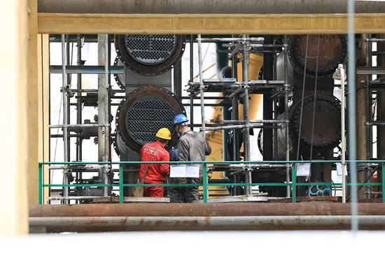  济南炼油厂员工正在进行设备检修 济南炼油厂官方微信公号 图