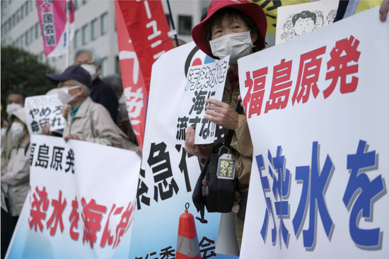 日本民众在首相官邸前集会,抗议日本政府决定以海洋排放方式处置福岛核电站事故核废水(资料图)