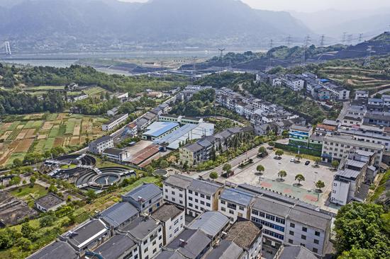 三峡大坝旁边的宜昌夷陵区太平溪镇许家冲村村。（湖北日报全媒记者 刘曙松 摄）