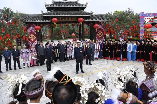 这是27日上午，习近平在南宁市广西民族博物馆外，同参加三月三“歌圩节”民族文化活动的各族群众亲切交流。新华社记者 申宏 摄