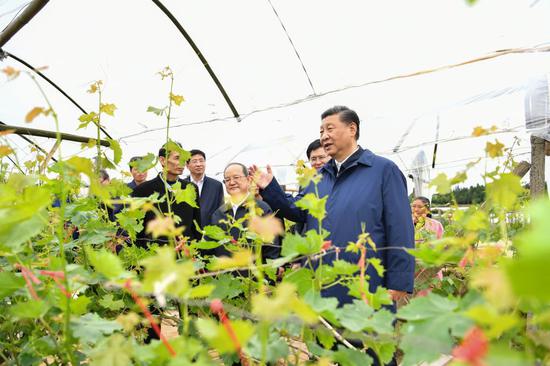 这是习近平来到全州县才湾镇毛竹山村，考察推进乡村振兴、基层治理等情况。新华社记者 殷博古 摄