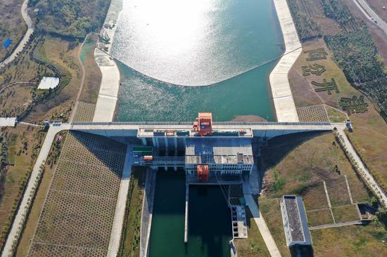 ↑位于河南南阳淅川县的南水北调中线工程渠首（2019年12月9日摄，无人机照片）。