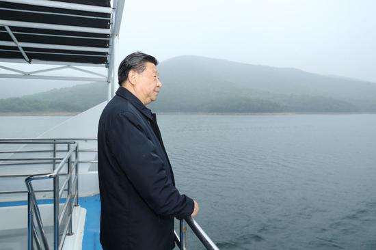  ↑这是13日下午，习近平在南阳市淅川县乘船考察丹江口水库。