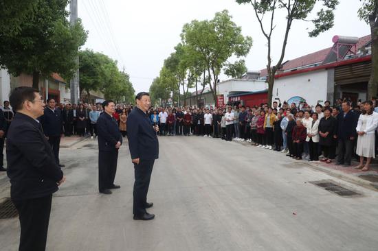 ↑这是13日下午，习近平在南阳市淅川县九重镇邹庄村考察时，同因工程建设搬迁到这里的村民们亲切交流。