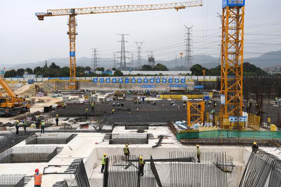 工人在深圳光明科学城启动区项目工地作业（2020年3月12日摄）。 新华社记者 梁旭 摄