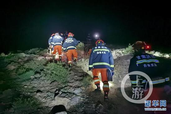 ▲5月23日凌晨,消防救援人员搜救失联人员。图片来源/新华网