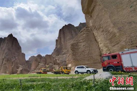救援人员在甘肃白银市景泰县黄河石林景区进行休整。中新社记者 魏建军 摄