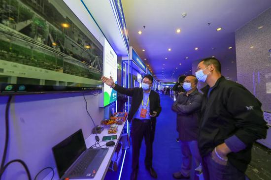 △2021年5月24日，在2021中国国际大数据产业博览会毕节分会场，工作人员为参观者介绍数字农业系统。