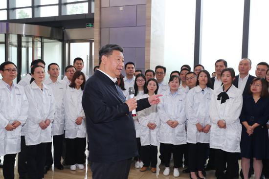 ↑2018年4月24日至28日,习近平在湖北考察。这是26日上午,习近平在位于东湖高新区的烽火科技集团考察企业创新发展情况。
