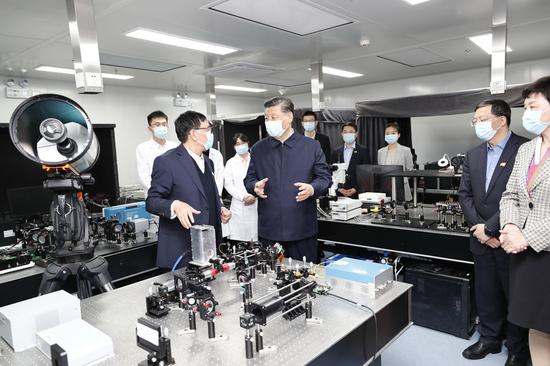 ↑2021年4月19日,在清华大学建校110周年校庆日即将来临之际,习近平来到清华大学考察。这是习近平在清华大学成像与智能技术实验室同师生们亲切交谈。