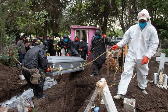 感染新冠肺炎的死者正在下葬,图自秘鲁当地媒体