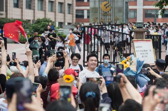  △6月9日，湖北武汉高考最后一场考试结束，武汉一考点考生争相冲出考场。（图片来源：视觉中国）